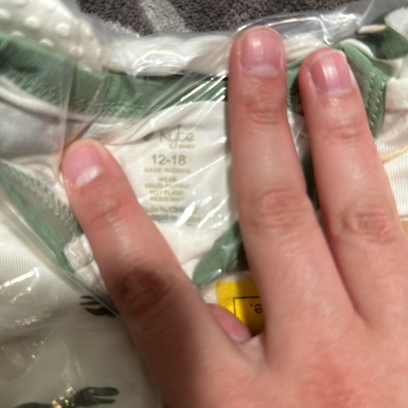 Brand new in bag zipper footie. 🦖🦕 very rare retired print - Picture 2 of 3